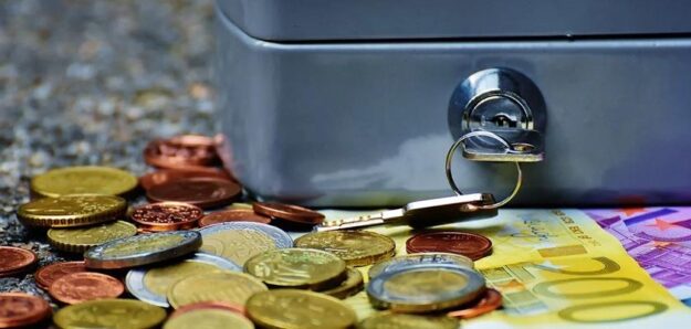 billetes-y-monedas-junto-a-la-caja-de-seguridad-gris_web